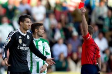 Hernández Hernández le muestra la tarjeta roja a Cristiano Ronaldo.