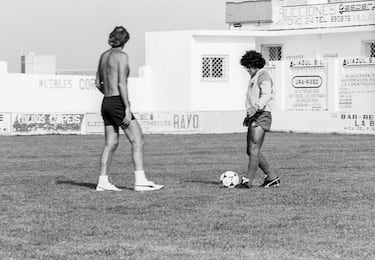 César Luis Menotti dedica una parte de su entrenamiento con la selección argentina a Diego Armando Maradona en solitario, en preparación para el Mundial de 1982, celebrado en el campo de fútbol de Vila Joiosa, el 6 de junio de 1982 en Vila Joiosa, España.