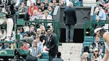 <b>NO LE GUSTABA. </b>Nadal examinó el césped sobre el que caían gotas.