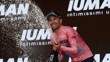 Diego Ulissi, en el podio de Castelraimondo con la maglia rosa.