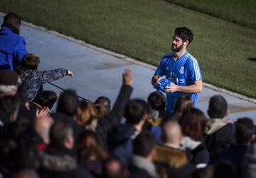 Al acabar el entrenamiento se dirigió a la grada a lanzar balones