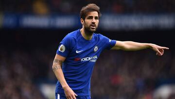 Cesc F&aacute;bregas da indicaciones durante un partido con el Chelsea.