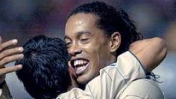 <b>EFECTIVOS. </b>Ronaldinho y Saviola, a quien abraza tras su gol en Pamplona, mantienen al Barça en una buena racha.