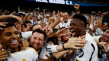 Soccer Football - LaLiga - Real Madrid v FC Barcelona - Santiago Bernabeu, Madrid, Spain - April 21, 2024 Real Madrid's Vinicius Junior and Rodrygo celebrate with fans after Jude Bellingham scores their third goal REUTERS/Susana Vera     TPX IMAGES OF THE DAY