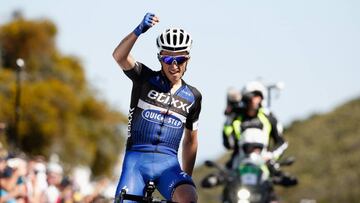 Julian Alaphilipp celebrates su triunfo en la tercera etapa de la Vuelta a California en la cima de Gibraltar Road.
