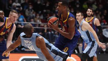 St. Petersburg (Russian Federation), 09/10/2020.- Will Thomas (L) of BC Zenit in action against Brandon Davies (R) of FC Barcelona during the Euroleague basketball match between BC Zenit St. Petersburg and FC Barcelona in St. Petersburg, Russia, 09 October 2020. (Baloncesto, Euroliga, Rusia, San Petersburgo) EFE/EPA/ANATOLY MALTSEV