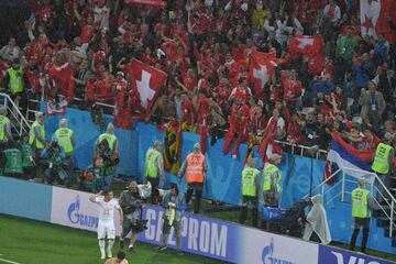 Xherdan Shaqiri celebró el triunfo con los aficionados suizos.