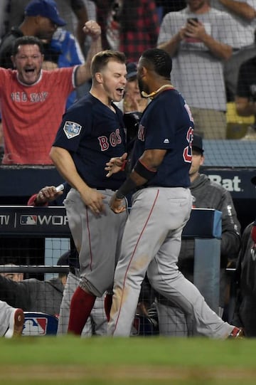 Momento de festejo entre Brock Holt y Eduardo N&uacute;&ntilde;ez.