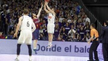 Jaycee Carroll lanza un triple ante el Barcelona.