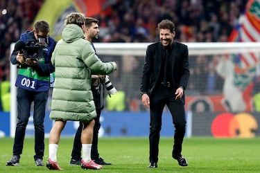 Antoine Griezmann y Diego Pablo Simeone celebran la victoria y el pase a cuartos de la Champions League.