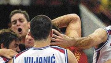 <b>DROBNJAK, MATÓN SIN CASTIGO.</b> La reyerta, en imágenes. Jaric, que agredió a Gasol y Garbajosa, sería descalificado. Pero a Drobnjak, que golpeó alevosamente a Garbajosa, por la espalda, no le señalaron ni falta. Grimau y Felipe Reyes (cubiertos por toallas) no intervinieron en la pelea, pero fueron descalificados por entrar en la pista desde el banquillo.