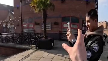 Adam Marr a punto de robar un teléfono móvil