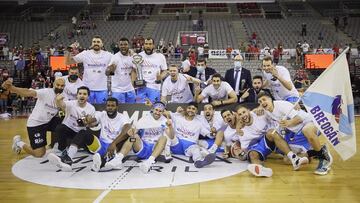 Los jugadores del Leche R&iacute;o Breog&aacute;n celebran el ascenso a la Liga Endesa.