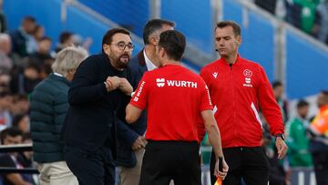 GETAFE (MADRID), 21/10/2023.- El entrenador del Getafe, José Bordalás (i) discute una decisión arbitral durante el partido de LaLiga entre el Getafe y el Betis, este sábado en el Coliseum. EFE/ Mariscal
