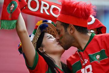 Hoy en el Al Bayt Stadium se enfrentan las selecciones de Croacia y Marruecos y los seguidores de ambos combinados han llenado de color el estadio. 