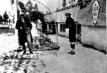 Ricardo Zamora pasando frío en las viejas Les Corts