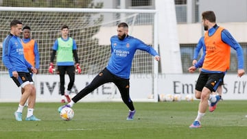 Lucas V&aacute;zquez y Nacho, junto a Benzema, en el &uacute;ltimo entrenamiento del Real Madrid.