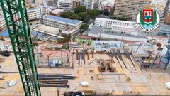 Un coche cae cinco metros de altura sobre unas viviendas en Las Palmas de Gran Canaria y el conductor sale ileso