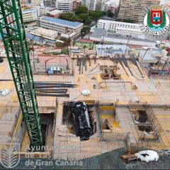 Un coche cae cinco metros de altura sobre unas viviendas en Las Palmas de Gran Canaria y el conductor sale ileso