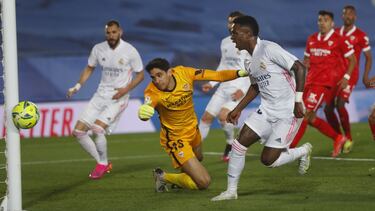 Momento en el que Vinicius, en semifallo, envía un balón al palo en el partido del domingo en el Di Stéfano.