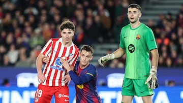 BARCELONA, SPAIN - DECEMBER 02: Julian Alvarez of Atletico de Madrid, Marc Casado and Joan Garcia of FC Barcelona look on during the Spanish La Liga EA Sports match between FC Barcelona and Atletico de Madrid at Spotify Camp Nou stadium on December 2, 2025 in Barcelona, Spain. (Photo By Irina R. Hipolito/Europa Press via Getty Images)