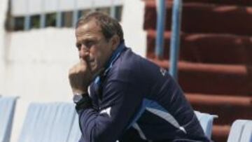 SIGUE DE MOMENTO. Víctor Muñoz, sentado en La Romareda.