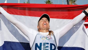 Marseille (France), 05/08/2024.- Marit Bouwmeester of the Netherlands celebrates after winning gold medal of the Women Dinghy ILCA 6 at the Sailing competitions in the Paris 2024 Olympic Games, at the Marseille Marina in Marseille, France, 05 August 2024. (Francia, Países Bajos; Holanda, Marsella) EFE/EPA/SEBASTIEN NOGIER
