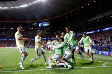 Los jugadores del Oporto celebrando el gol 1-1 de penalti de Uribe.