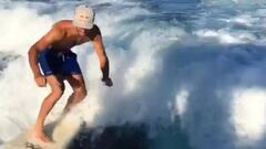 Carlos Sainz surfeando durante sus vacaciones.