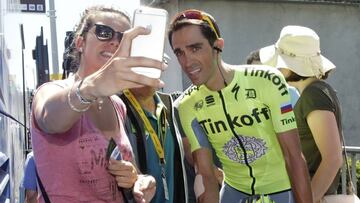 Contador se hace una foto con una aficionada.