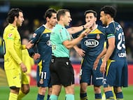 VILLARREAL (CASTELLÓN), 09/02/2026.- Los jugadores del Espanyol protestan al árbitro Cordero Vega por el gol que les anuló, durante el partido de la jornada 23 de LaLiga que Villarreal CF y RCD Espanyol disputan este lunes en el estadio de La Cerámica. EFE/Andreu Esteban