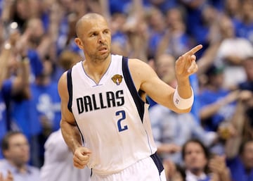<b>- A?os en la NBA:</b> 1994-2013 <br> <b>- Equipos:</b> Dallas Mavericks, Phoenix Suns, New Jersey Nets y New York Knicks. <b>- Medias de su carrera:</b> 12,6 puntos, 6,3 rebotes, 8,7 asistencias. <br> <b>- Mejor temporada:</b> (1998-99) 16,9 puntos, 6,8 rebotes, 10,8 asistencias. <br> <b>- Méritos:</b> Una vez campeón, diez veces all star, 5 veces en el Mejor Quinteto.. <br> <br> Uno de los únicos cuatro jugadores con más de 100 triples-dobles en la NBA, se le comparó en sus inicios con Magic Johnson por su visión de juego. Un pasador genial, rondó en el anillo con los Nets y lo acabó ganando en los Mavericks de Nowitzki, ya con 38 a?os. Un jugador con magia en las manos y en la cabeza, un verdadero genio como playmaker.