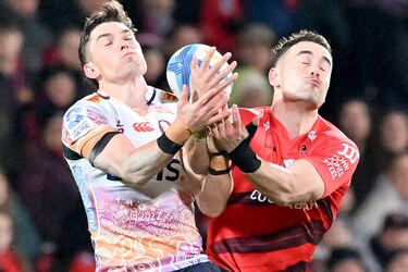 El Super Rugby Pacific es una competición espectacular, aunque a veces también se producen imágenes que rozan lo cómico. Como esta, en la que Jock Campbell (izquierda), de Queensland Reds, y Will Jordan, de Crusaders, disputan el balón
con los ojos cerrados durante el partido de playoffs celebrado en el estadio Apollo Projects de Christchurch (Nueva Zelanda).