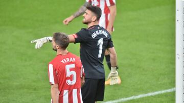 Unai Simón con Yeray Álvarez.