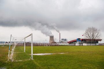 Una fotograf¨ªa tomada el 18 de diciembre donde se muestra el estadio KEK FC cerca de la central el¨¦ctrica de la ciudad de Obilic, regi¨®n de Kosovo.