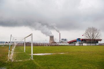 Una fotografía tomada el 18 de diciembre donde se muestra el estadio KEK FC cerca de la central eléctrica de la ciudad de Obilic, región de Kosovo. 