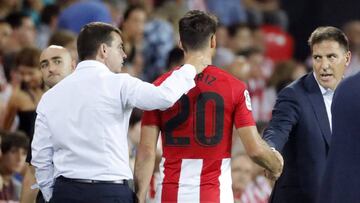 Eduardo Berizzo (d), saluda a Aduriz tras salir del campo.