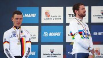 El alemán Tony Martin (izquierda) con la medalla de plata que le acredita como subcampeón del mundo en contrarreloj individual en los Mundiales de Ciclismo que se están celebrando en Ponferrada (León).