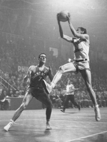 El leonés consiguió 4 Copas de Europa (1964, 1965, 1967 y 1968). En la imagen, Emiliano en un Real Madrid-Simmenthal Olimpia Milano. 
 