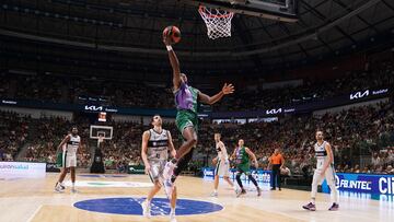 Kendrick Perry, base del Unicaja, anota ante el Joventut.