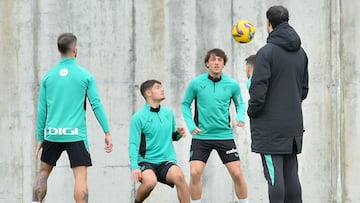 Unai Gómez espera su turno después de tres partidos inédito