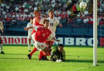 Dinamarca cayó eliminada después de evidenciar una falta de recambios para los veteranos que lograron la hazaña en 1992. Con la vigente campeona fuera, otras selecciones modestas parecieron decididas a coger su testigo. Ese fue el caso de Portugal y Croacia. Los lusos se clasificaron después de desplegar el mejor fútbol del torneo, mientras que los croatas basaron su pase en la calidad individual de sus jugadores. Ambas presentaron sus credenciales para suceder a los daneses en el palmarés. En la imagen, tiro al palo del danés Brian Laudrup ante Croacia. 