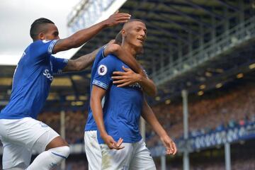 Richarlison celebra uno de sus goles junto a sus compañeros.