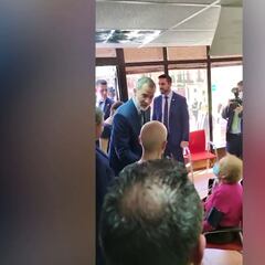 Felipe VI rompe el protocolo para ir a atender a una mujer