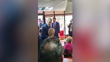 Felipe VI rompe el protocolo para ir a atender a una mujer