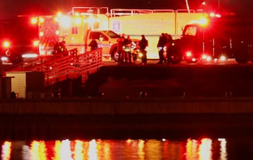 El personal de emergencia trabaja cerca del lugar del accidente despus de que el vuelo 5342 de American Eagle colision con un helicptero Black Hawk mientras se aproximaba al Aeropuerto Nacional Reagan de Washington y se estrell en el ro Potomac, en las afueras de Washington.