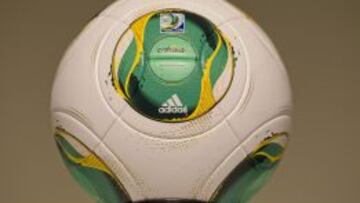 Vista del balón oficial "Cafusa" con que se disputará la Copa de las Confederaciones de Brasil en 2013, presentado hoy, sábado 1 de diciembre de 2012, durante el sorteo de los grupos de la competición, en Sao Paulo (Brasil). EFE/Sebastião Moreira
