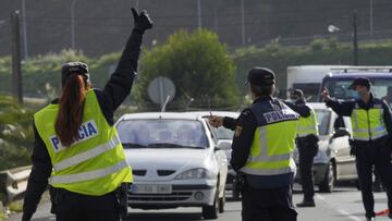 Varios agentes de Polic&iacute;a Nacional dan el alto a un veh&iacute;culo en un control de movilidad en la parroquia de O Casti&ntilde;eiri&ntilde;o (Santiago de Compostela), en la entrada y salida Santiago hacia Ourense, Galicia (Espa&ntilde;a), a 3 de 