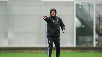 Carlos Carvalhal da indicaciones durante un entrenamiento en la Ciudad Deportiva Afouteza.