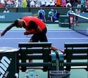 Kyrgios regala una raqueta al recogepelotas al que casi golpea